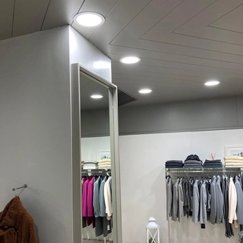 Illuminazione su misura per un negozio di abbigliamento